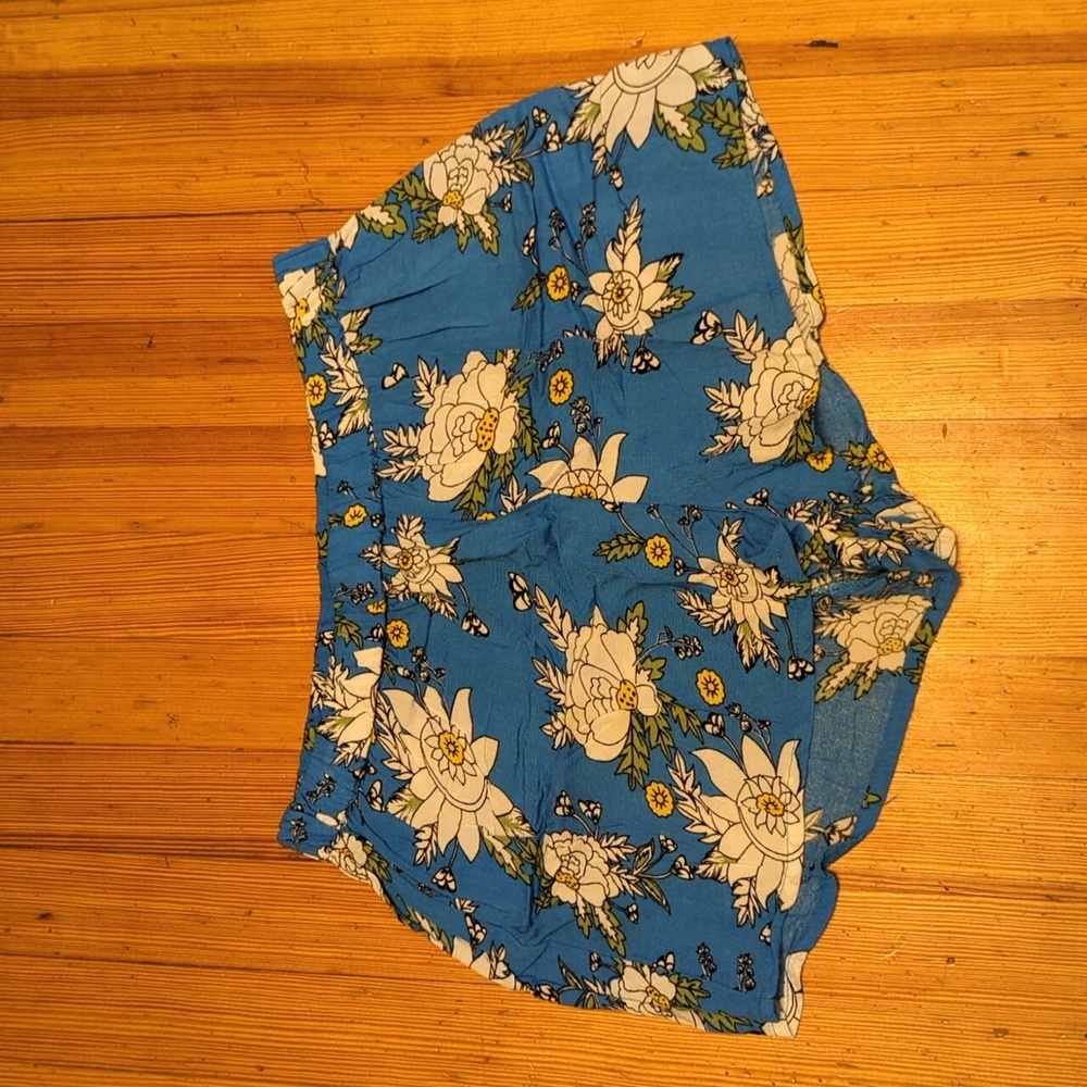 True Destiny blue floral shorts size small